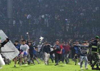Suporter Arema FC merengsek masuk ke dalam lapangan usai pertandingan Arema FC vs Persebaya FC di Stadion Kanjuruhan, Malang, Sabtu (1/10/2022). (twitter)