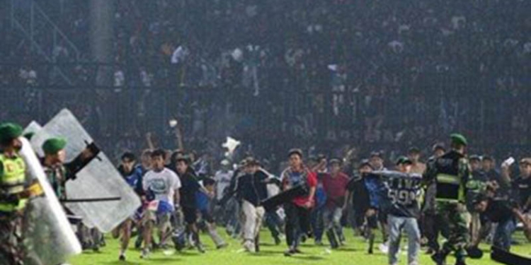 Suporter Arema FC merengsek masuk ke dalam lapangan usai pertandingan Arema FC vs Persebaya FC di Stadion Kanjuruhan, Malang, Sabtu (1/10/2022). (twitter)