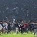 Suporter Arema FC merengsek masuk ke dalam lapangan usai pertandingan Arema FC vs Persebaya FC di Stadion Kanjuruhan, Malang, Sabtu (1/10/2022). (twitter)