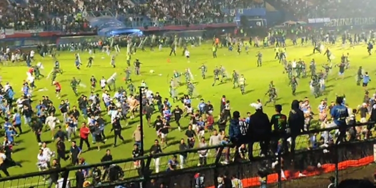 Kerusuhan di Stadion Kanjuruhan, Kabupaten Malang, Sabtu (1/10/2022) (Twitter)
