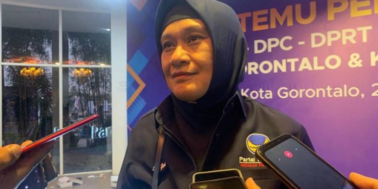 Ketua DPD NasDem Kota Gorontalo saat diwawancari awak media (muhajir/gopos)