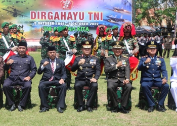 Ketua Deprov Gorontalo, Paris Jusuf, bersama Forkopimda Gorontalo berpose bersama pada peringatan HUT ke-77 TNI di Lapangan Kompi Bantuan Yonif 713 Kota Tengah, Kota Gorontalo. (Humas Deprov)