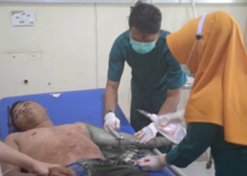 Korban penikaman, Iswan Abdul, menjalani perawatan di RS Toto Kabila, Ahad (2/10/2022). (istimewa)
