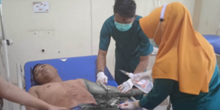 Korban penikaman, Iswan Abdul, menjalani perawatan di RS Toto Kabila, Ahad (2/10/2022). (istimewa)