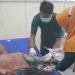 Korban penikaman, Iswan Abdul, menjalani perawatan di RS Toto Kabila, Ahad (2/10/2022). (istimewa)