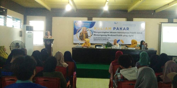 Rektor UNBITA Gorontalo, Dr. Ellys Racman memberikan sambutan sekaligus membuka kegiatan kuliah pakar administrasi, Kamis (20/10/2022) (muhajir/gopos)