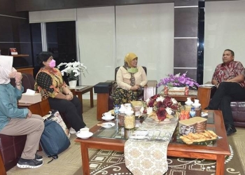 Rektor UNG menyambut tim asesor LAM-PTKes, Rabu (19/10/2022). (Dok. UNG)