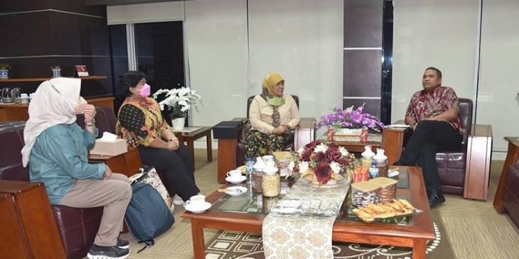 Rektor UNG menyambut tim asesor LAM-PTKes, Rabu (19/10/2022). (Dok. UNG)