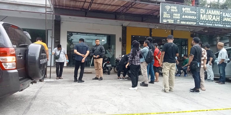 Polisi melakukan olah tempat kejadian perkara di lokasi yang menjadi tempat penembakan karyawan MDK oleh oknum Brigadir, SR.(istimewa)