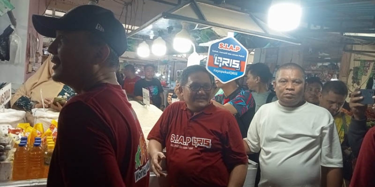 Wali Kota Gorontalo, Marten Taha saat berdialog dengan perdana pasar liluwo, kecamatan kota Tengah, Kota Gorontalo, Minggu (2/10/2022). (Sari/gopos)