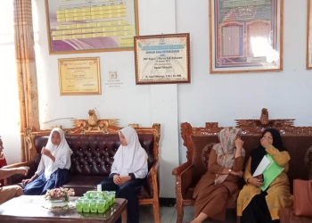 Dua siswi beserta orang tua masing-masing dimediasi pihak SMP Negeri 1 Marisa, Selasa 25/10/2022 (Istimewa)