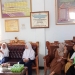 Dua siswi beserta orang tua masing-masing dimediasi pihak SMP Negeri 1 Marisa, Selasa 25/10/2022 (Istimewa)