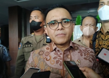 Menteri PAN-RB, Abdullah Azwar Anas diwawancarai awak media terkait penghapusan honorer saat melaksanakan kunjungan kerja di Provinsi Gorontalo, Jumat (14/10/2022) (muhajir/gopos)