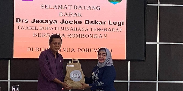 Wakil Bupati Pohuwato, Suharsi Igirisa, Memberikan Cendra Mata Kepada Wakil Bupati Mitra, Jesaya Jocke Oskar Legi, di Ruang Pola Kantor Bupati Pohuwato, Kamis 06/10/2022 (Yusuf/Gopos)