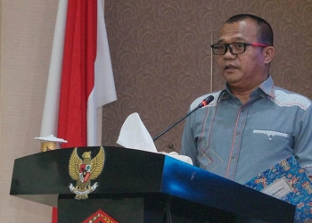 Mucksin Brekat saat menyampaikan pandangan umum Fraksi Demokrat terhadap rancangan nota keuangan dan Ranperda tentang APBD tahun 2023 dalam rapat paripurna pembicaraan tingkat I, di Aula I DPRD Kota Gorontalo, Senin (3/10/2022). (Foto: Humas)