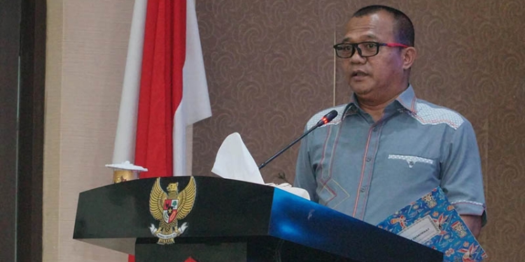 Mucksin Brekat saat menyampaikan pandangan umum Fraksi Demokrat terhadap rancangan nota keuangan dan Ranperda tentang APBD tahun 2023 dalam rapat paripurna pembicaraan tingkat I, di Aula I DPRD Kota Gorontalo, Senin (3/10/2022). (Foto: Humas)
