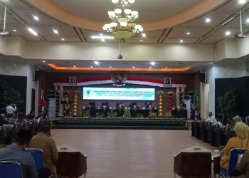 Rapat paripurna DPRD Kota Gorontalo, usulan pembahasan enam Ranperda usul inisiatif eksekutif dan legislatif, Senin (24/10/2022). Sari/gopos