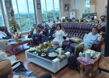 Pengusaha asal Malaysia saat memaparkan perusahaan miliknya yang berencana merealisasikan investasi dalam pengembangan komoditi jagung dari Provinsi Gorontalo. Pemaparan ini disaksikan oleh Pejagub Gorontalo Hamka Hendra Noer di ruang kerja Kantor Gubernur Gorontalo, Rabu (19/10/2022). (Kominfo Gorontalo)