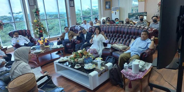 Pengusaha asal Malaysia saat memaparkan perusahaan miliknya yang berencana merealisasikan investasi dalam pengembangan komoditi jagung dari Provinsi Gorontalo. Pemaparan ini disaksikan oleh Pejagub Gorontalo Hamka Hendra Noer di ruang kerja Kantor Gubernur Gorontalo, Rabu (19/10/2022). (Kominfo Gorontalo)