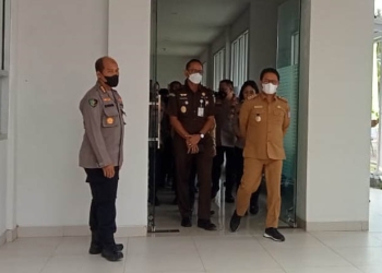 Penjabat Gubernur Gorontalo, Hamka Hendra Noer saat meninjau fasilitas kesehatan di Rumah Sakit Bhayangkara Presisi Polda Gorontalo, Senin (10/10/2022). (Sari/gopos)