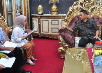 Seorang petugas (kiri), mengajukan pertanyaan kepada Penjagub Gorontalo, Hamka Hendra Noer, pada pendataan Regsosek di rumah jabatan Wagub Gorontalo, Sabtu (15/10/2022). (Kominfo Gorontalo)