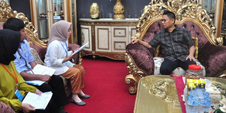 Seorang petugas (kiri), mengajukan pertanyaan kepada Penjagub Gorontalo, Hamka Hendra Noer, pada pendataan Regsosek di rumah jabatan Wagub Gorontalo, Sabtu (15/10/2022). (Kominfo Gorontalo)