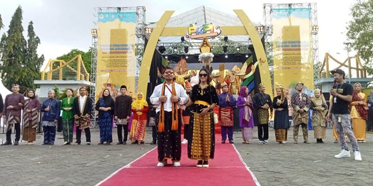 Fransisco Yadinnsa Darjan dan Gaudensia Resha Londa, Perwakilan provinsi Nusa Tenggara Timur, pada Pekan Kreativitas Pemuda Indonesia (PKPI) 2022 di Gorontalo.(Sari/gopos)