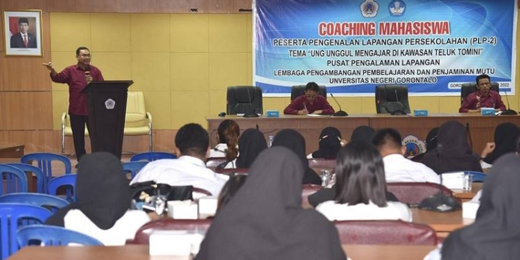 Warek I Hartom Malik memberikan sambutan pada pembekalan mahasiswa PLP (Dok. UNG)