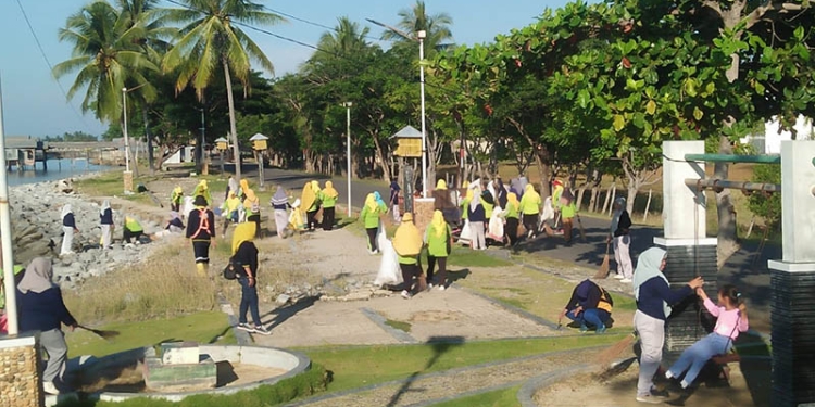 Karyawan PT. PETS dan PT. GSM bersama DLH Pohuwato menggelar aksi bersih-bersih di Pantai Pohon Cinta, Sabtu (1/10/2022).(Yusuf/gopos)