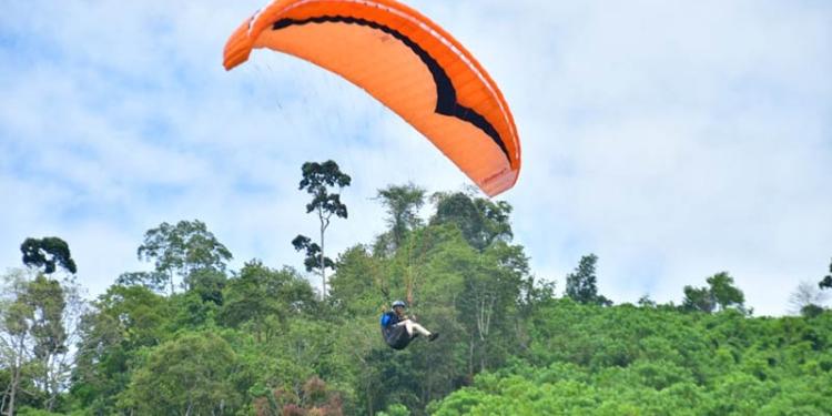 Atraksi Paralayang Warnai Peringatan World Tourism Day, Selasa 27/09/202 (Istimewa)