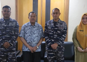 Ketua DPRD Provinsi Gorontalo, Paris RA Jusuf berpose bersama Danlanal Gorontalo, Letkol P Homa Sugama, Senin (24/10/2022).(Humas Deprov Gorontalo)