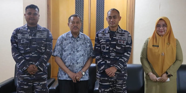 Ketua DPRD Provinsi Gorontalo, Paris RA Jusuf berpose bersama Danlanal Gorontalo, Letkol P Homa Sugama, Senin (24/10/2022).(Humas Deprov Gorontalo)