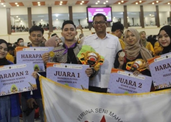 Lima mahasiswa UNG peraih penghargaan pada Peksiminas XVI berpose bersama Wakil Rektor Bidang Kemahasiswaan dan Alumni UNG Dr. Muhammad Amir Arham, Jumat (28/10/2022) (Dok. UNG)