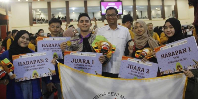 Lima mahasiswa UNG peraih penghargaan pada Peksiminas XVI berpose bersama Wakil Rektor Bidang Kemahasiswaan dan Alumni UNG Dr. Muhammad Amir Arham, Jumat (28/10/2022) (Dok. UNG)