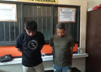 Gun dan Aldi, terduga pelaku penganiayaan dengan senjata tajam di Cafe Dafia, Kelurahan Leato Selatan, Kecamatan Dumbo Raya, Kota Gorontalo, Rabu (5/10/2022). Foto: Sari/gopos