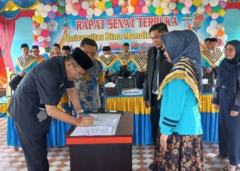 Asisten II Setda Provinsi Gorontalo, Sutan Rusdi, secara simbolis menandatangani MoU antara UBM Gorontalo dengan Pemprov Gorontalo, Senin (10/10/2022)
