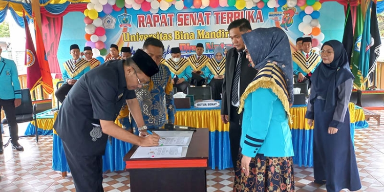 Asisten II Setda Provinsi Gorontalo, Sutan Rusdi, secara simbolis menandatangani MoU antara UBM Gorontalo dengan Pemprov Gorontalo, Senin (10/10/2022)
