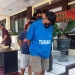 Tujuh karyawan perusahaan distributor bahan pokok di Kota Gorontalo digiring menuju ruang tahanan Mapolres Gorontalo Kota, Kamis (6/10/2022). Foto: Sari/gopos