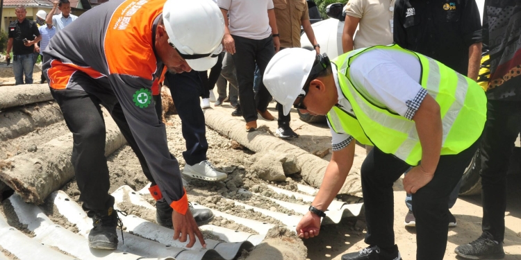 Penjagub Gorontalo, Hamka Hendra Noer (kanan), memeriksa culvert baja yang digunakan untuk saluran kanal banjir Tanggidaa, Sabtu (15/10/2022). (Kominfo Gorontalo)