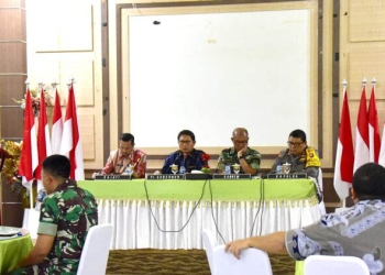 Penjagub Hamka Hendra Noer didampingi Kajati Gorontalo, Danrem 133 NWB dan yang mewakili Kapolda Gorontalo saat mengikuti rapat terbatas bersama Forkopimda Gorontalo terkait Pemilu 2024 bertempat di Aula Rujab Wakil Gubernur, Jumat (14/10/2022). Foto – Nova