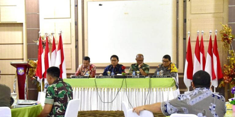 Penjagub Hamka Hendra Noer didampingi Kajati Gorontalo, Danrem 133 NWB dan yang mewakili Kapolda Gorontalo saat mengikuti rapat terbatas bersama Forkopimda Gorontalo terkait Pemilu 2024 bertempat di Aula Rujab Wakil Gubernur, Jumat (14/10/2022). Foto – Nova