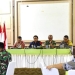 Penjagub Hamka Hendra Noer didampingi Kajati Gorontalo, Danrem 133 NWB dan yang mewakili Kapolda Gorontalo saat mengikuti rapat terbatas bersama Forkopimda Gorontalo terkait Pemilu 2024 bertempat di Aula Rujab Wakil Gubernur, Jumat (14/10/2022). Foto – Nova