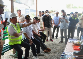 Penjagub Gorontalo, Hamka Hendra Noer (kedua kiri), meminta penjelasan dari konsultan terkait progres pekerjaan Jalan JA. Katili, Sabtu (15/10/2022). (Kominfo Gorontalo)