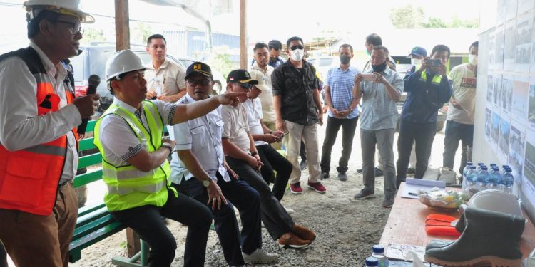 Penjagub Gorontalo, Hamka Hendra Noer (kedua kiri), meminta penjelasan dari konsultan terkait progres pekerjaan Jalan JA. Katili, Sabtu (15/10/2022). (Kominfo Gorontalo)
