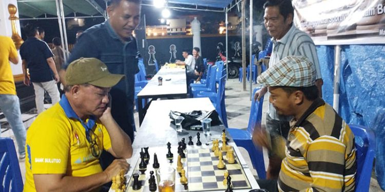 Sebanyak 57 atlit catur tampil dalam kejuaraan percasi Pohuwato, yang digelar Rumah Catur Keluarga (RCK), Desa Marisa Utara, Kecamatan Marisa, Minggu (30/10/2022)