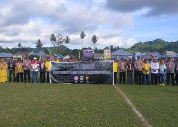 Bupati Pohuwato, Saipul Mbuinga, Bersama Jajaran Lainnya Menggelar Do'a Bersama Untuk Korban di Stadion Kanjuruhan Malang, Jawa Timur, yang di selenggarakan oleh panitia di lapangan Dengilo Cup 2022, Kamis 06/10/2022 (Yusuf/Gopos)