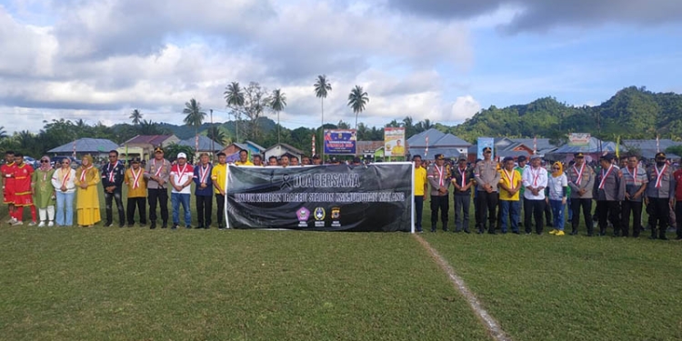 Bupati Pohuwato, Saipul Mbuinga, Bersama Jajaran Lainnya Menggelar Do'a Bersama Untuk Korban di Stadion Kanjuruhan Malang, Jawa Timur, yang di selenggarakan oleh panitia di lapangan Dengilo Cup 2022, Kamis 06/10/2022 (Yusuf/Gopos)