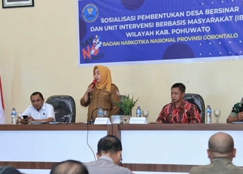 Wakil Bupati Pohuwato, Suharsi Igirisa, Memberikan Sambutan Sosialisasi Pembentukan Desa Bersinar, dan Unit IBM Wilayah Pohuwato, di Hotel Sunrise, Selasa 11/10/2022 (Yusuf/Gopos)