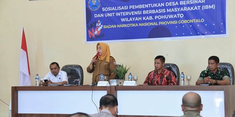 Wakil Bupati Pohuwato, Suharsi Igirisa, Memberikan Sambutan Sosialisasi Pembentukan Desa Bersinar, dan Unit IBM Wilayah Pohuwato, di Hotel Sunrise, Selasa 11/10/2022 (Yusuf/Gopos)