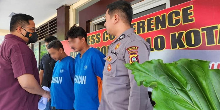 Kasat Reskrim Polres Gorontalo Kota, Iptu Mohamad Nauval Seno, saat menemui Gun dan Aldi kedua tersangka penganiayaan dengan senjata tajam di keluarga Leoato, Kota Gorontalo. Kamis (6/10/2022). (Foto: Nenang Humas)